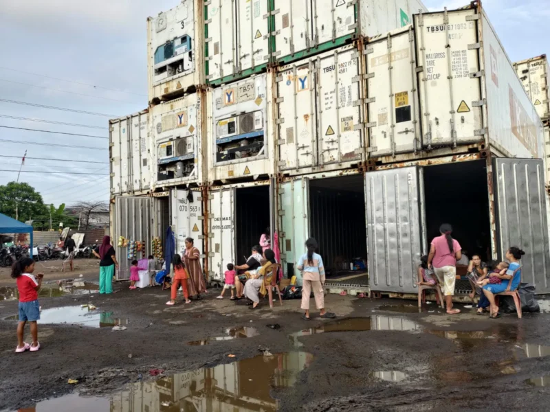 Warga korban banjir mengungsi di dalam box container di Kampung Sepatan, Kelurahan Rorotan, Kecamatan Cilincing, Jakarta Utara. (Posnews/MR)