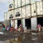 Warga korban banjir mengungsi di dalam box container di Kampung Sepatan, Kelurahan Rorotan, Kecamatan Cilincing, Jakarta Utara. (Posnews/MR)