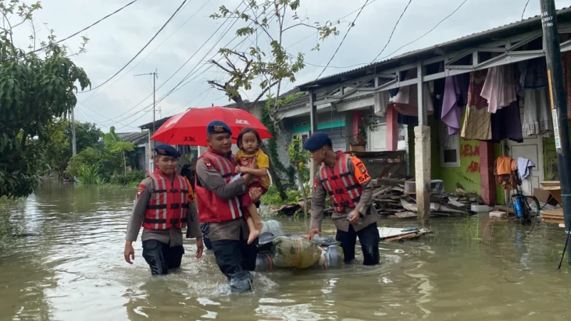 Warga mengungsi akibat banjir di Kabupaten Bekasi, Jawa Barat, Januari 2026. (Posnews/Ist)