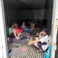 Warga Kampung Sepatan mengungsi di dalam boks container saat banjir merendam permukiman RT 18 RW 05 Kelurahan Rorotan, Cilincing, Jakarta Utara. (Posnews/MR)