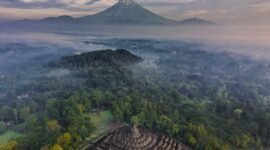 Niat mulia menyelamatkan sejarah manusia kini menghadapi musuh baru. Bukan hanya waktu, tapi juga perang, komersialisasi, dan jutaan turis yang membanjiri situs suci. Dok: Istimewa.
