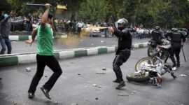 Ketegangan memuncak. AS kerahkan skuadron tempur tambahan dan matikan transponder kapal induk saat mendekati zona konflik, sementara Iran laporkan ribuan korban jiwa akibat kerusuhan domestik. Dok: Istimewa.