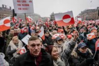 Konflik Arktik memicu perang dagang. Trump tetapkan tenggat waktu Februari untuk aneksasi Greenland atau hadapi tarif impor, membuat Eropa bersatu melawan 