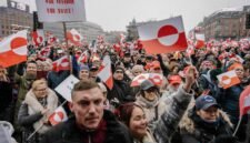 Konflik Arktik memicu perang dagang. Trump tetapkan tenggat waktu Februari untuk aneksasi Greenland atau hadapi tarif impor, membuat Eropa bersatu melawan 