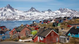 Simbol kedaulatan masyarakat adat. Pembukaan konsulat Kanada dan Prancis di Greenland memperkuat posisi masyarakat Inuit dalam menentukan masa depan wilayah Arktik secara mandiri. Dok: Istimewa.