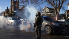 Runtuhnya kepastian hukum imigrasi. Seorang ibu asal Kanada dan putrinya yang menderita autisme kini mendekam di tahanan ICE selama sepekan. Otoritas memaksa mereka melakukan 