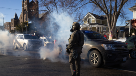 Runtuhnya kepastian hukum imigrasi. Seorang ibu asal Kanada dan putrinya yang menderita autisme kini mendekam di tahanan ICE selama sepekan. Otoritas memaksa mereka melakukan 