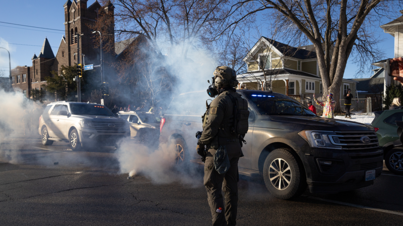 Runtuhnya kepastian hukum imigrasi. Seorang ibu asal Kanada dan putrinya yang menderita autisme kini mendekam di tahanan ICE selama sepekan. Otoritas memaksa mereka melakukan