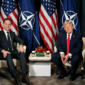 De-eskalasi dramatis. Setelah mengancam perang dagang, Trump kini menyebut NATO sebagai kunci kesepakatan, meski warga Nuuk masih skeptis dan bersiap menghadapi krisis. Dok: Istimewa.