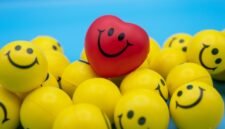 Ilustrasi, Uang tidak menjamin senyuman. Studi terbaru mengungkap paradoks kekayaan, rahasia umur panjang, dan mengapa hidup justru terasa lebih indah setelah usia 46 tahun. Dok: Unsplash/Count Chris.