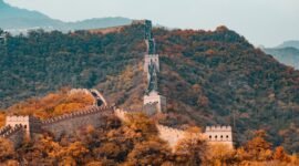 Ilustrasi, Lebih dari sekadar estetika. Dari katedral Gotik yang megah hingga hunian beton pasca-perang, sejarah arsitektur Inggris mencerminkan perubahan ideologi, status sosial, dan kebutuhan fungsional bangsa. Dok: Istimewa.