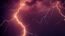 Ilustrasi, Satu sambaran petir bisa menghasilkan 1 miliar volt listrik. Tanpa sistem pelindung yang canggih, lonjakan arus ini bisa membakar kota dan mematikan jaringan nasional dalam sekejap. Dok: Unsplash.