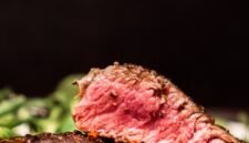 Ilustrasi, Puasa tetap produktif. Kunci stamina selama bulan Ramadan terletak pada pilihan menu sahur yang tepat, fokus pada karbohidrat kompleks, protein tinggi, dan hidrasi yang terjaga. Dok: Istimewa.