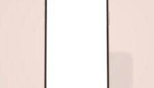 Ilustrasi, Melawan distraksi di genggaman. Mengelola waktu layar secara bijak menjadi kunci utama untuk menjaga kualitas ibadah dan ketenangan batin selama bulan Ramadan. Dok: Unsplash/Matteo Vella.