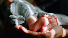 Ilustrasi, Mitos lama ternyata punya dasar ilmiah. Peneliti menemukan bahwa ibu yang rajin sarapan sereal berenergi tinggi lebih berpeluang melahirkan bayi laki-laki. Dok: Unsplash.