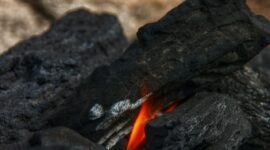 Ilustrasi, Dunia riuh membicarakan energi hijau, namun faktanya batubara masih menjadi raja listrik global. Teknologi penangkapan karbon (CCS) digadang-gadang sebagai penyelamat, tapi benarkah solusi ini realistis atau sekadar angan-angan mahal? Dok: Istimewa.