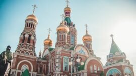 Ilustrasi, Di Barat, merah mungkin berarti bahaya atau utang. Namun di Rusia, merah adalah sinonim linguistik untuk 