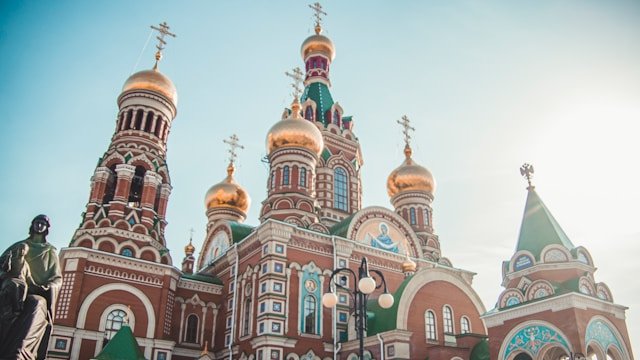 Ilustrasi, Di Barat, merah mungkin berarti bahaya atau utang. Namun di Rusia, merah adalah sinonim linguistik untuk 