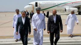 Diplomasi di bawah ancaman militer. Delegasi AS dan Iran bertemu di Oman untuk perundingan nuklir krusial, sementara Washington dan Teheran terus memamerkan kekuatan tempur di kawasan. Dok: VGG.