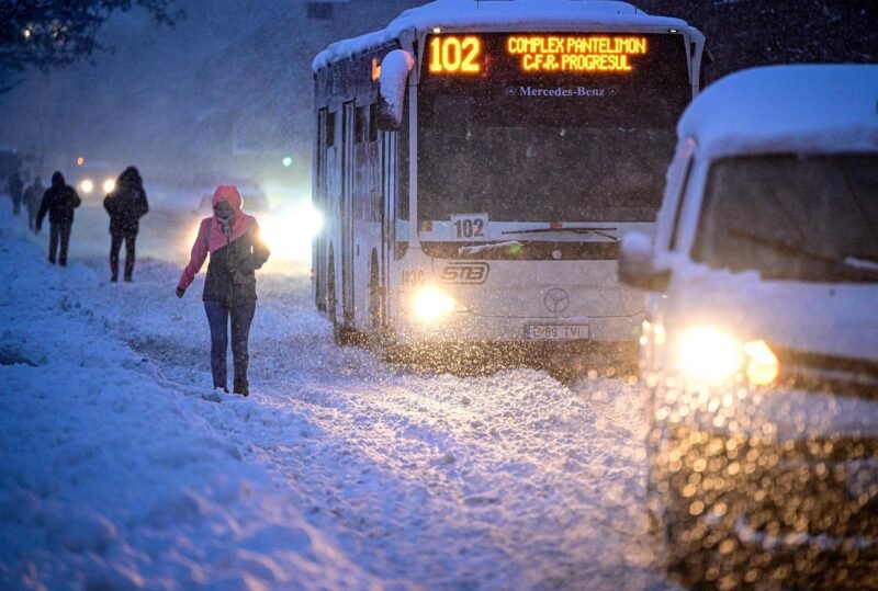 Prahara di musim dingin. Badai salju dahsyat menyapu wilayah selatan dan tenggara Romania, melumpuhkan transportasi darat, udara, dan laut serta memutus aliran listrik bagi belasan ribu warga. Dok: CGTN.