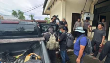 Personel Satgas Damai Cartenz 2026 mengawal tiga tersangka DPO KKB Yahukimo saat tiba di Jayapura untuk menjalani proses hukum di Polda Papua, Senin (23/2/2026). (Posnews/Ist)