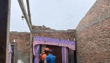 Kondisi atap rumah warga rusak akibat angin kencang di Pakansari Cibinong serta kerusakan di Stadion Pakansari Bogor setelah diterjang cuaca ekstrem. (Posnews/Ist)