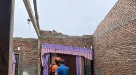 Kondisi atap rumah warga rusak akibat angin kencang di Pakansari Cibinong serta kerusakan di Stadion Pakansari Bogor setelah diterjang cuaca ekstrem. (Posnews/Ist)