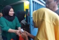 Warga membagikan ratusan paket takjil gratis kepada pengendara dan masyarakat di Pelabuhan Muara Angke, Jakarta Utara, saat Ramadan 1447 H.
(Posnews/MR)