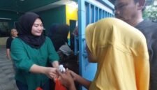 Warga membagikan ratusan paket takjil gratis kepada pengendara dan masyarakat di Pelabuhan Muara Angke, Jakarta Utara, saat Ramadan 1447 H.
(Posnews/MR)