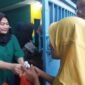 Warga membagikan ratusan paket takjil gratis kepada pengendara dan masyarakat di Pelabuhan Muara Angke, Jakarta Utara, saat Ramadan 1447 H.
(Posnews/MR)