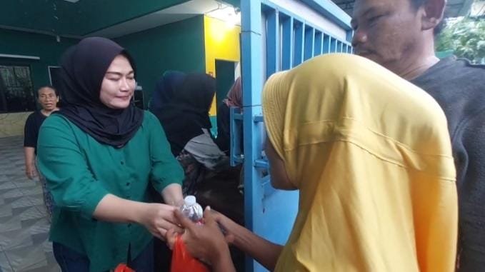 Warga membagikan ratusan paket takjil gratis kepada pengendara dan masyarakat di Pelabuhan Muara Angke, Jakarta Utara, saat Ramadan 1447 H.
(Posnews/MR)