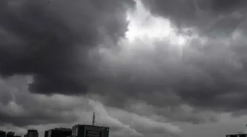 Ilustrasi, langit mendung dan hujan mengguyur kawasan Jakarta berdasarkan prakiraan cuaca BMKG.  (Posnews/Net)