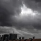 Ilustrasi langit mendung dan hujan di kawasan Jakarta saat prakiraan cuaca Jabodetabek oleh BMKG.
(Posnews/Net)