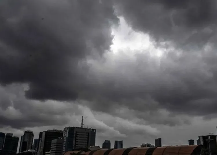 Aktivitas warga di Jakarta saat cuaca berawan dan hujan ringan berdasarkan prakiraan BMKG Jumat 6 Februari 2026. (Posnews/Net)