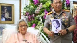 Almarhum Meriyati Roeslani, istri Jenderal Hoegeng Iman Santoso sama hidup Bersama. (Posnews/Ist) 