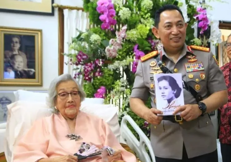 Almarhum Meriyati Roeslani, istri Jenderal Hoegeng Iman Santoso sama hidup Bersama. (Posnews/Ist) 