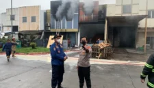 Api Pabrik Pestisida Padam 7 Jam, DLH Tangsel Uji Sampel Limbah. (Posnews/Ist)