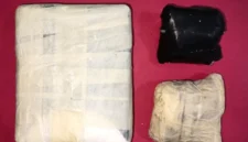 Petugas Direktorat Narkoba Polda Metro Jaya menunjukkan barang bukti 1 kilogram kokain hasil penangkapan kurir jaringan Malaysia di Kebon Jeruk Jakarta Barat, Februari 2026. (Posnews/Ist)