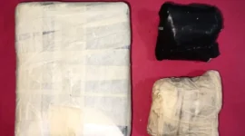 Petugas Direktorat Narkoba Polda Metro Jaya menunjukkan barang bukti 1 kilogram kokain hasil penangkapan kurir jaringan Malaysia di Kebon Jeruk Jakarta Barat, Februari 2026. (Posnews/Ist)