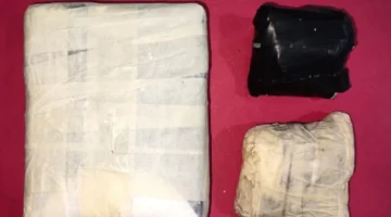 Petugas Direktorat Narkoba Polda Metro Jaya menunjukkan barang bukti 1 kilogram kokain hasil penangkapan kurir jaringan Malaysia di Kebon Jeruk Jakarta Barat, Februari 2026. (Posnews/Ist)