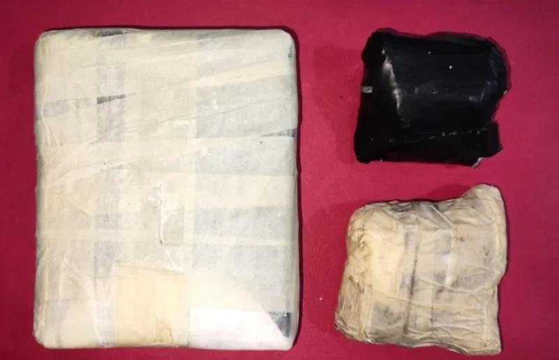 Petugas Direktorat Narkoba Polda Metro Jaya menunjukkan barang bukti 1 kilogram kokain hasil penangkapan kurir jaringan Malaysia di Kebon Jeruk Jakarta Barat, Februari 2026. (Posnews/Ist)