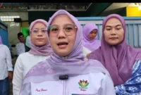 Perempuan Bangsa Jakarta membagikan takjil gratis secara door to door kepada nelayan dan driver ojol di Pelabuhan Muara Angke, Penjaringan, Jakarta Utara saat Ramadhan 1447 H / 2026 M. (Posnews/MR)