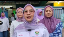 Perempuan Bangsa Jakarta membagikan takjil gratis secara door to door kepada nelayan dan driver ojol di Pelabuhan Muara Angke, Penjaringan, Jakarta Utara saat Ramadhan 1447 H / 2026 M. (Posnews/MR)