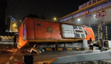 Bus pariwisata ringsek di Gerbang Tol Waru Utama Surabaya setelah diduga mengalami rem blong. Posnews/Ist)