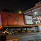 Bus pariwisata ringsek di Gerbang Tol Waru Utama Surabaya setelah diduga mengalami rem blong. Posnews/Ist)