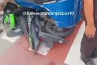 Bus Transjakarta rute 10H terlibat kecelakaan dengan ojek online di simpang Gunung Sahari Jakarta Pusat. (Posnews/Ist)