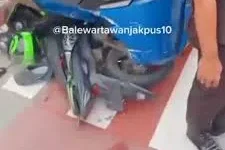 Bus Transjakarta rute 10H terlibat kecelakaan dengan ojek online di simpang Gunung Sahari Jakarta Pusat. (Posnews/Ist)