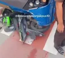 Bus Transjakarta rute 10H terlibat kecelakaan dengan ojek online di simpang Gunung Sahari Jakarta Pusat. (Posnews/Ist)