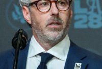 Prahara di balik gelanggang. Ketua Komite Penyelenggara Olimpiade Los Angeles 2028, Casey Wasserman, menghadapi desakan mundur massal setelah rilis dokumen Epstein mengungkap komunikasi 