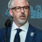 Prahara di balik gelanggang. Ketua Komite Penyelenggara Olimpiade Los Angeles 2028, Casey Wasserman, menghadapi desakan mundur massal setelah rilis dokumen Epstein mengungkap komunikasi 